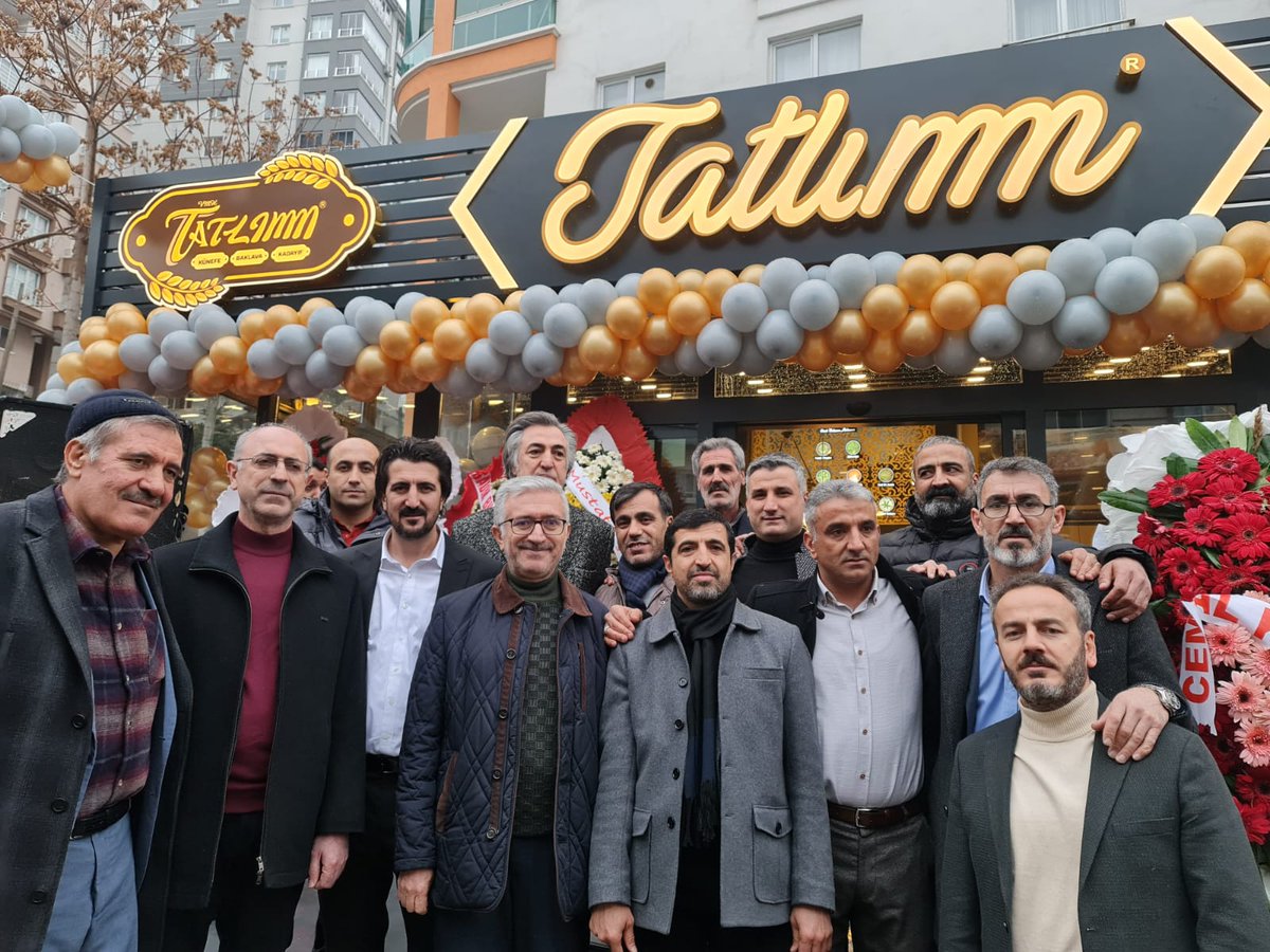 ankarabinyar's tweet photo. İş adamı Sn @HansuVahap Bey'e ait ve hizmet sektörünün marka değeri #TATLIM (KünefeBaklavaKadayıf) firmasının Mamak'ta yeni şubesinin açılışına katıldık Memleketimizin tanıtımında öncü rol üstlenen ve Ankara'lılara farklı damak tadı sunan Vahap Bey'i tebrik eder başarılar dileriz https://t.co/uoXDeYsBnv