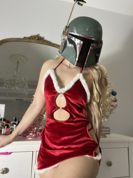 Sent a little strip tease in this out to my spicy site members. Sign up and I&rsquo;ll share it with you! 🎄💚<a href="/tag/slaveleia"class="tags"><span>#slaveleia</span></a>