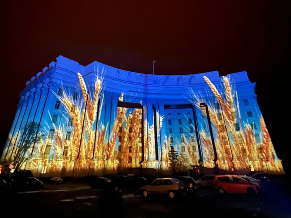 MFA_Ukraine's tweet image. #MFANow
As part of the light art tour “Christmas light for Hope”, the world-famous Swiss light artist Gerry Hofstetter presented #Ukraine with a light show to bring hope and light to #Ukrainians in these dark days✨. 

📍MFA of Ukraine💙💛
#StandWithUkraine️
