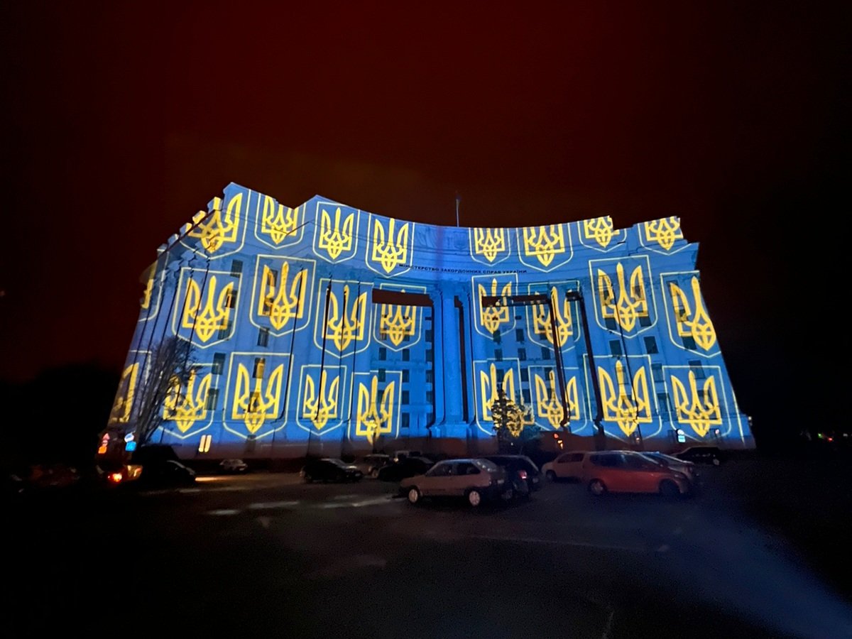 MFA_Ukraine's tweet image. #MFANow
As part of the light art tour “Christmas light for Hope”, the world-famous Swiss light artist Gerry Hofstetter presented #Ukraine with a light show to bring hope and light to #Ukrainians in these dark days✨. 

📍MFA of Ukraine💙💛
#StandWithUkraine️
