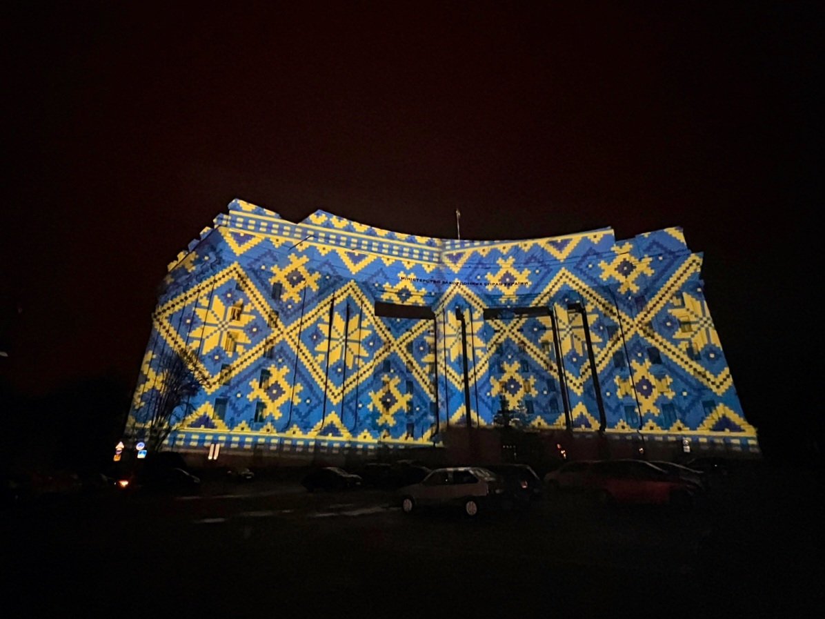 MFA_Ukraine's tweet image. #MFANow
As part of the light art tour “Christmas light for Hope”, the world-famous Swiss light artist Gerry Hofstetter presented #Ukraine with a light show to bring hope and light to #Ukrainians in these dark days✨. 

📍MFA of Ukraine💙💛
#StandWithUkraine️