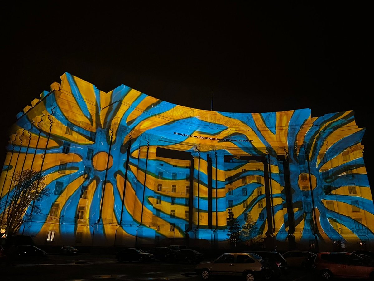 MFA_Ukraine's tweet image. #MFANow
As part of the light art tour “Christmas light for Hope”, the world-famous Swiss light artist Gerry Hofstetter presented #Ukraine with a light show to bring hope and light to #Ukrainians in these dark days✨. 

📍MFA of Ukraine💙💛
#StandWithUkraine️