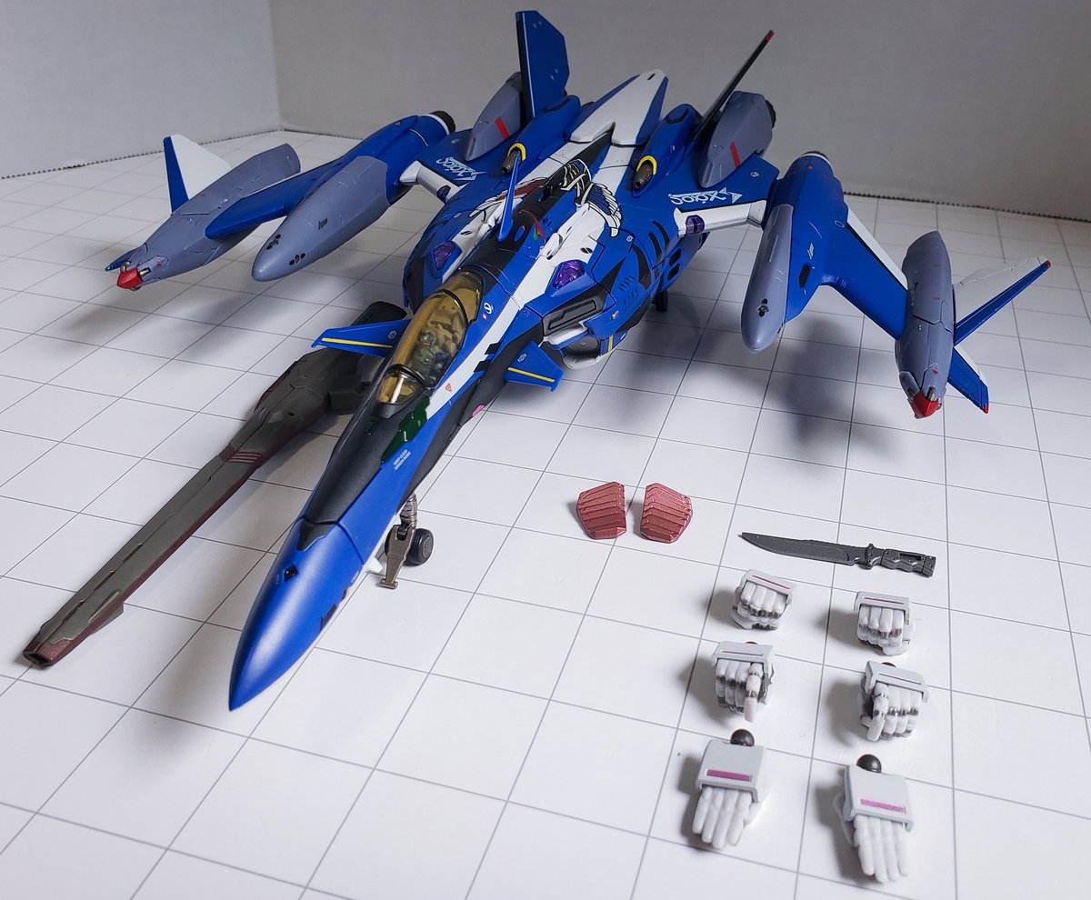 GKaiserAGE7's tweet photo. Macross DX Chogokin VF-29 Durandal Maximilian Jenius version fighter mode. So nice to be able to easily get one without a preorder war. #macross #BANDAI #mecha #anime #actionfigure #macrossdelta https://t.co/On8kY7QkiG