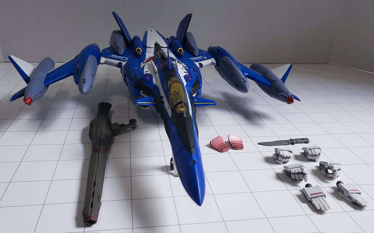 GKaiserAGE7's tweet photo. Macross DX Chogokin VF-29 Durandal Maximilian Jenius version fighter mode. So nice to be able to easily get one without a preorder war. #macross #BANDAI #mecha #anime #actionfigure #macrossdelta https://t.co/On8kY7QkiG