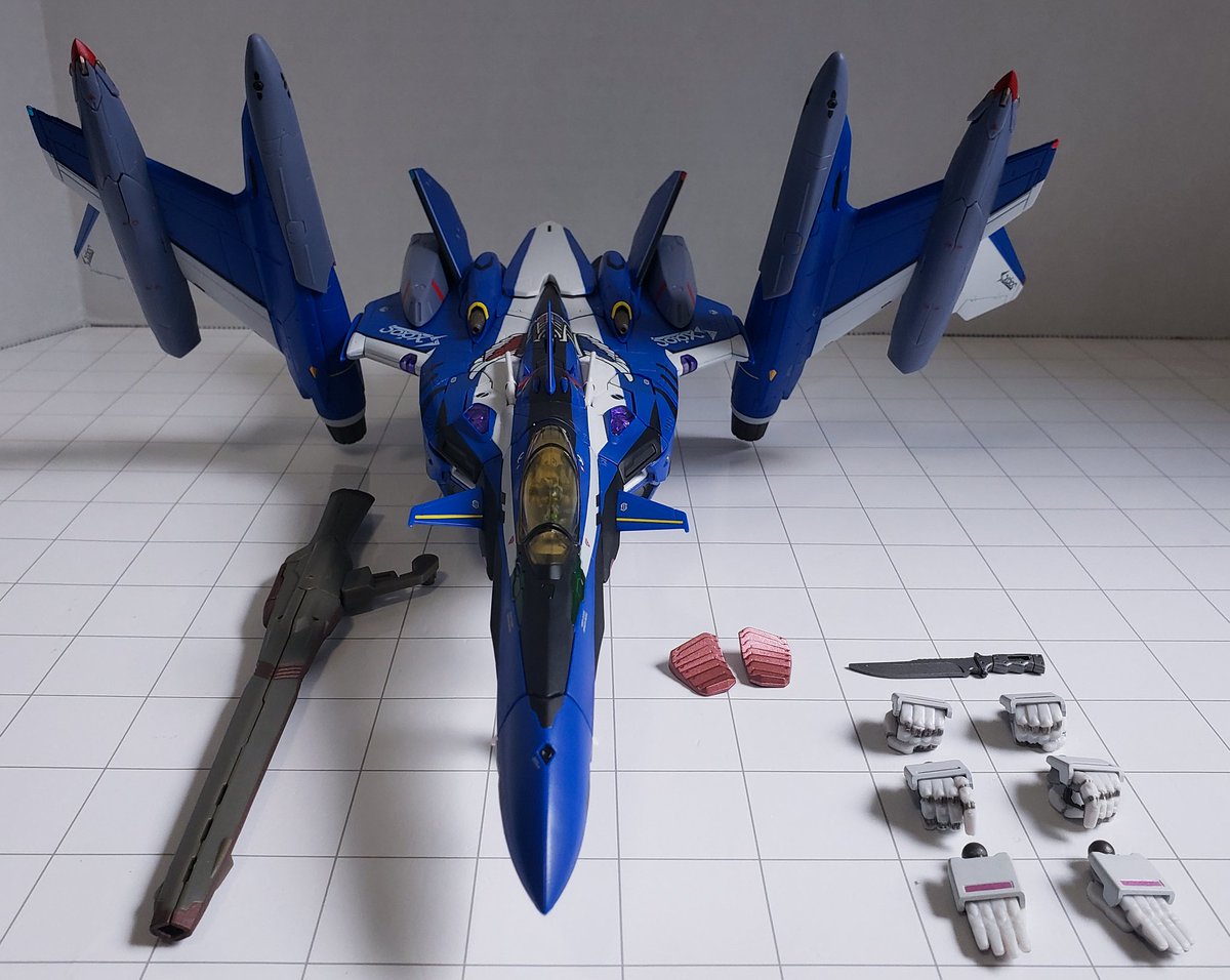 GKaiserAGE7's tweet photo. Macross DX Chogokin VF-29 Durandal Maximilian Jenius version fighter mode. So nice to be able to easily get one without a preorder war. #macross #BANDAI #mecha #anime #actionfigure #macrossdelta https://t.co/On8kY7QkiG