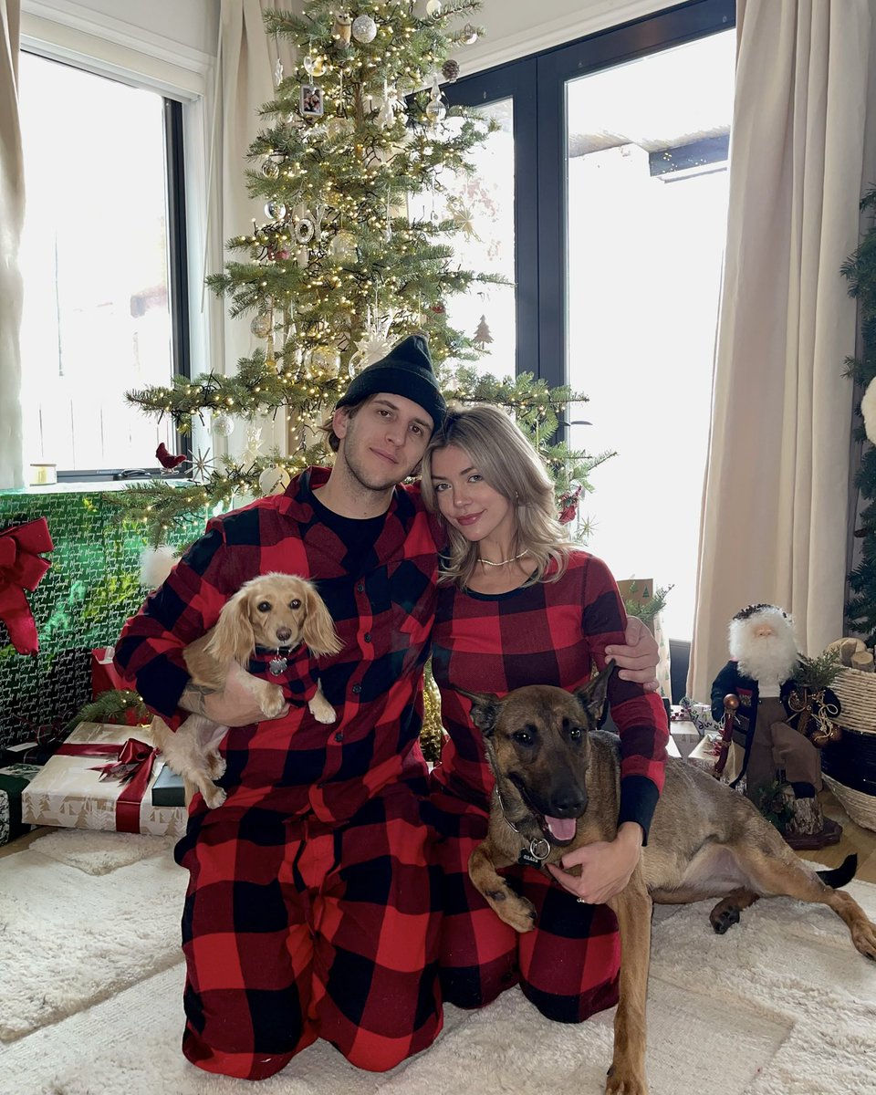 HAPPY HOLIDAYS LOVELY FAMM! LOVE UUU!! ❤️❤️❤️