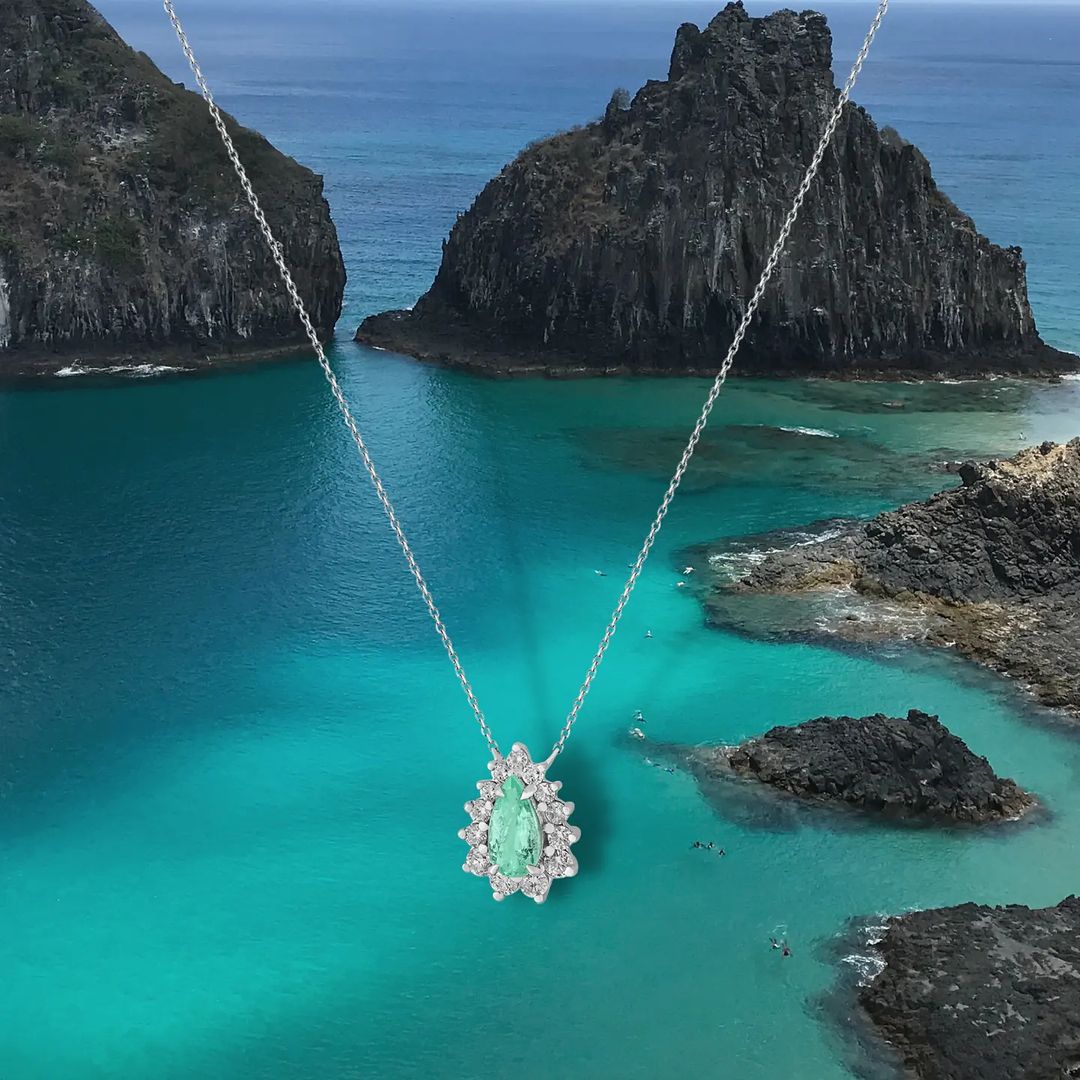 Costantini1967's tweet photo. Colar confeccionado em ouro branco 18K, elos que descem de forma contínua para encontrar o ponto focal desta peça: Turmalina Paraíba de 1,03 ct, contornada por 0,56 ct de diamantes.

#Costantini #CostantiniJoalheria #TurmalinaParaiba #Turmalina #Tourmaline #ParaibaTourmaline https://t.co/SBxslWQxt9