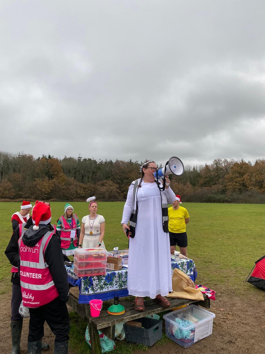 itchenvcparkrun's tweet photo. From the Angels at the start giving the briefings to the Reindeer at the tail, 27 incredible people made our event happen today! Armed with bells the marshals cheered the 82 participants around the 1 lap of #ItchenValley Merry Christmas to you all! #parkrun @parkrunUK https://t.co/oPG4epP6Iu