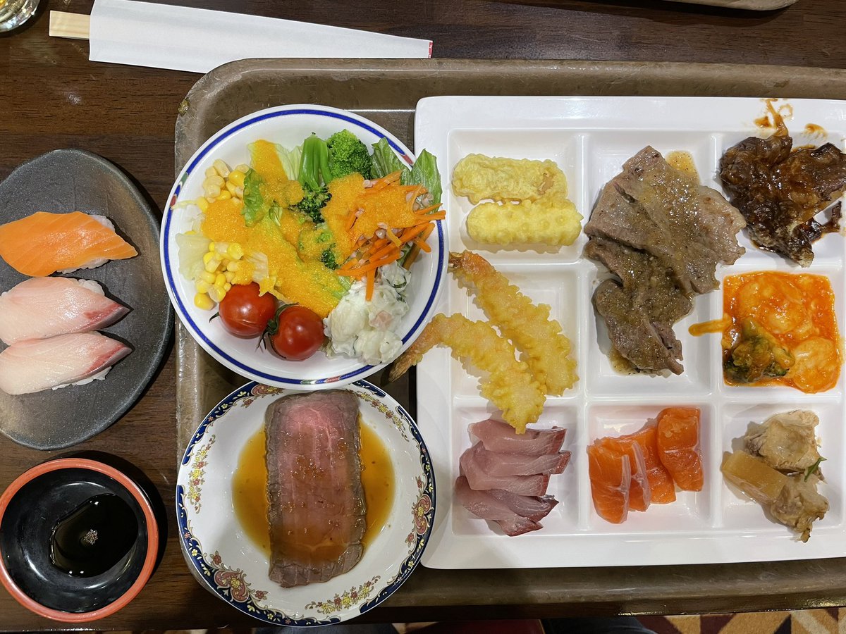 もちっともちっと もっちごへいです🥱 昨夜はホテルの夕食は バイキング形式での食事でした。 和洋中なんでもござれで 色々チョイス🤗 中でもお肉は柔らかくて 美味しい〜😋 目の前で焼いてくれるのも 楽しかったです😙 ２日連続でバイキング… バイキングは食べす