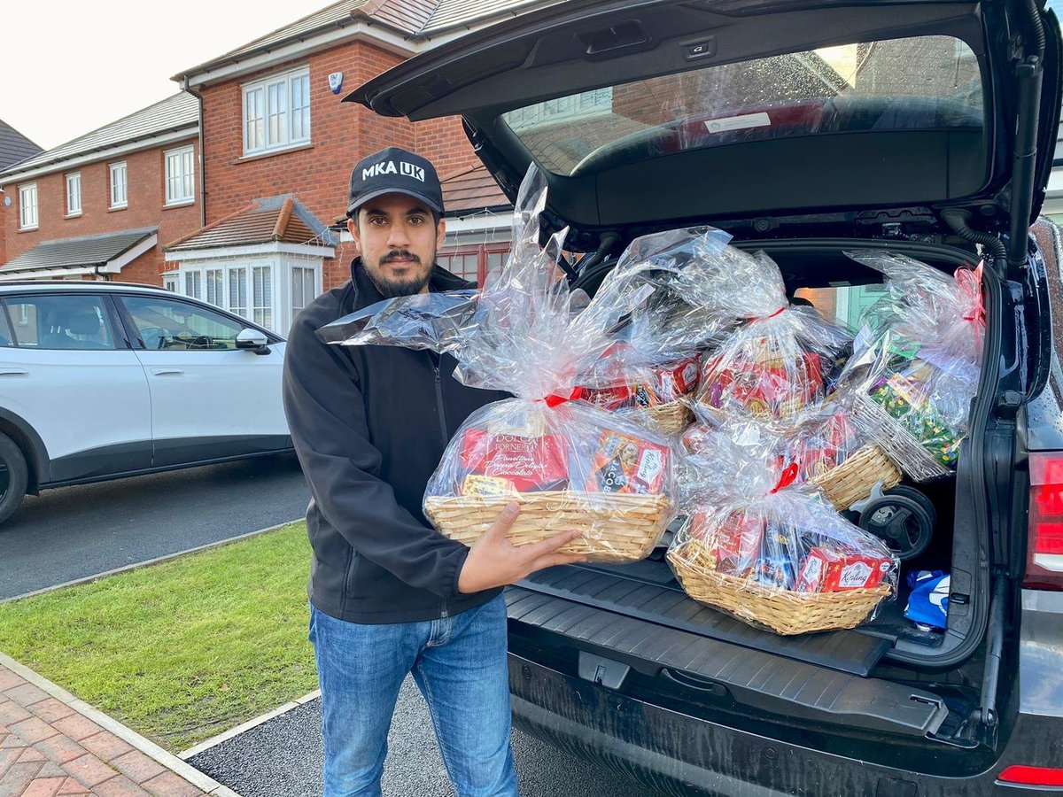 AMYA_Humanity's tweet photo. Our teams all over the Midlands and the North have also been busy delivering our gift baskets earlier today! 🎁 The lovely messages of thanks have been overwhelming 😊 https://t.co/a7VHHIbbNz