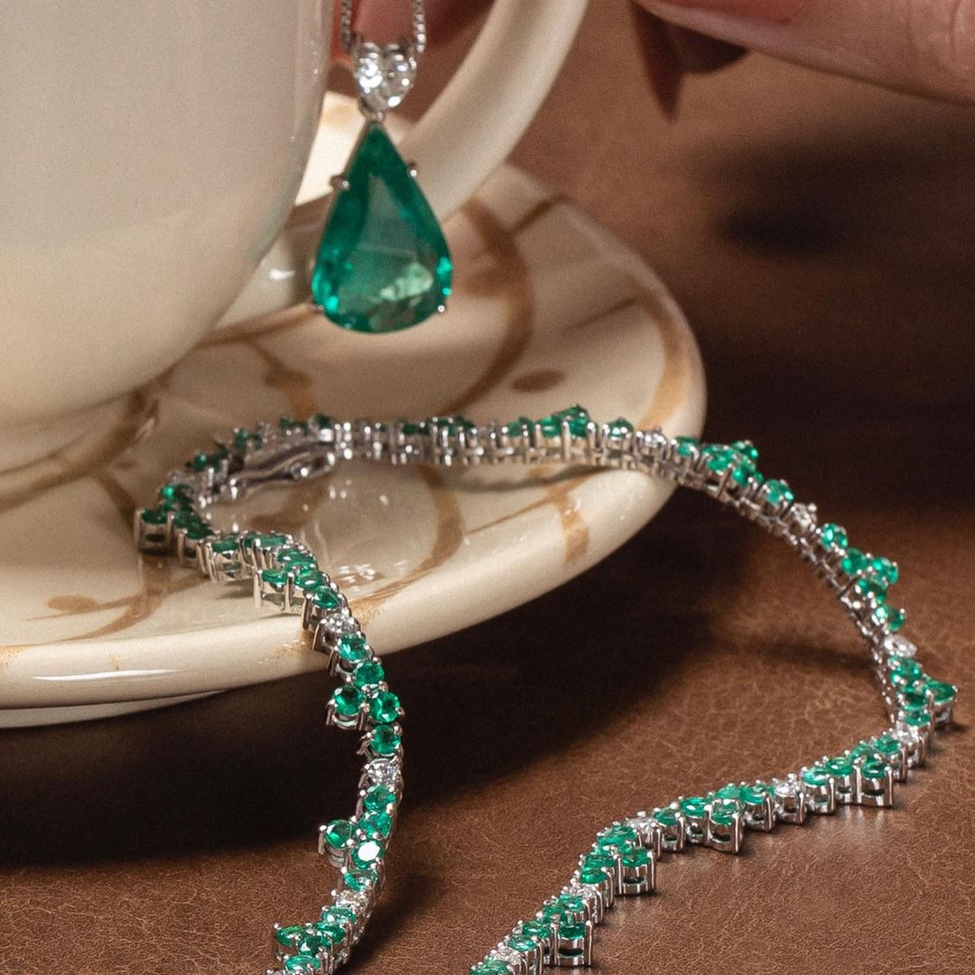 Costantini1967's tweet photo. Esmeraldas Costantini 
 
#Costantini #CostantiniJoalheria #JoiasCostantini #Jewelry #BrazilianJewelry #Esmeralda #Esmeraldas #Ouro18K https://t.co/oWuE1IBgMh