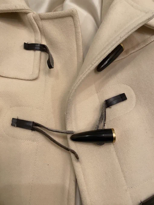 お気に入りの白ダッフル。愛用し過ぎて、革紐が切れてしまいました。でも大丈夫。今の自分なら復活させられますなかなかいい感じの革紐で新しく生まれ変わる予感ついでにボタンも替ようかしら。 