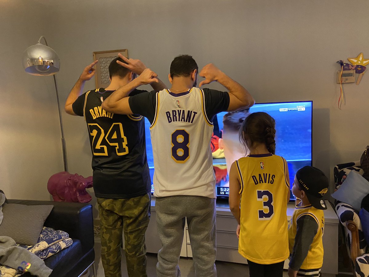 repier13's tweet photo. Svp passez nous. Mon fils déjà avec les 20 points dans la gueule et l’attitude des Lakers il est pas bien.
Donc svp 🙏🏼 #NBAextra #NBAXmas #nba @SoFrenchProd https://t.co/DDbZbIPiCk