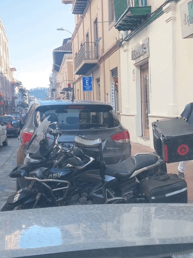 cholitoyque's tweet photo. @jasmel_1 @emov_ep @TCNLJuanAguirre Algo similar a esto, parquean pas motos en lugares que no les corresponde  y nadie hace nada https://t.co/wmkuTL0dOS