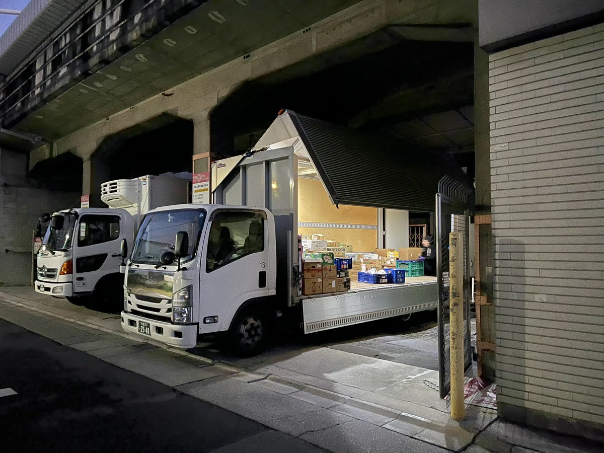Japanese4Morons's tweet photo. Ohayoooooouuu! 
The grocery store man is delivering the food! #hayai 
And good morning Shinkansen headed to Tokyo! #BulletTrain https://t.co/dCK4MB8fl7