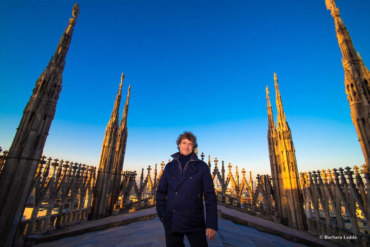 Milano è una città da sempre accogliente,generosa, che offre delle opportunità, che sa far sognare, ma che chiede anche tanta concretezza. Mi pare proprio un bel messaggio, in linea con lo spirito del Natale. “Milan l’è un gran Milan”. Grazie per averci seguito. #StanotteAMilano