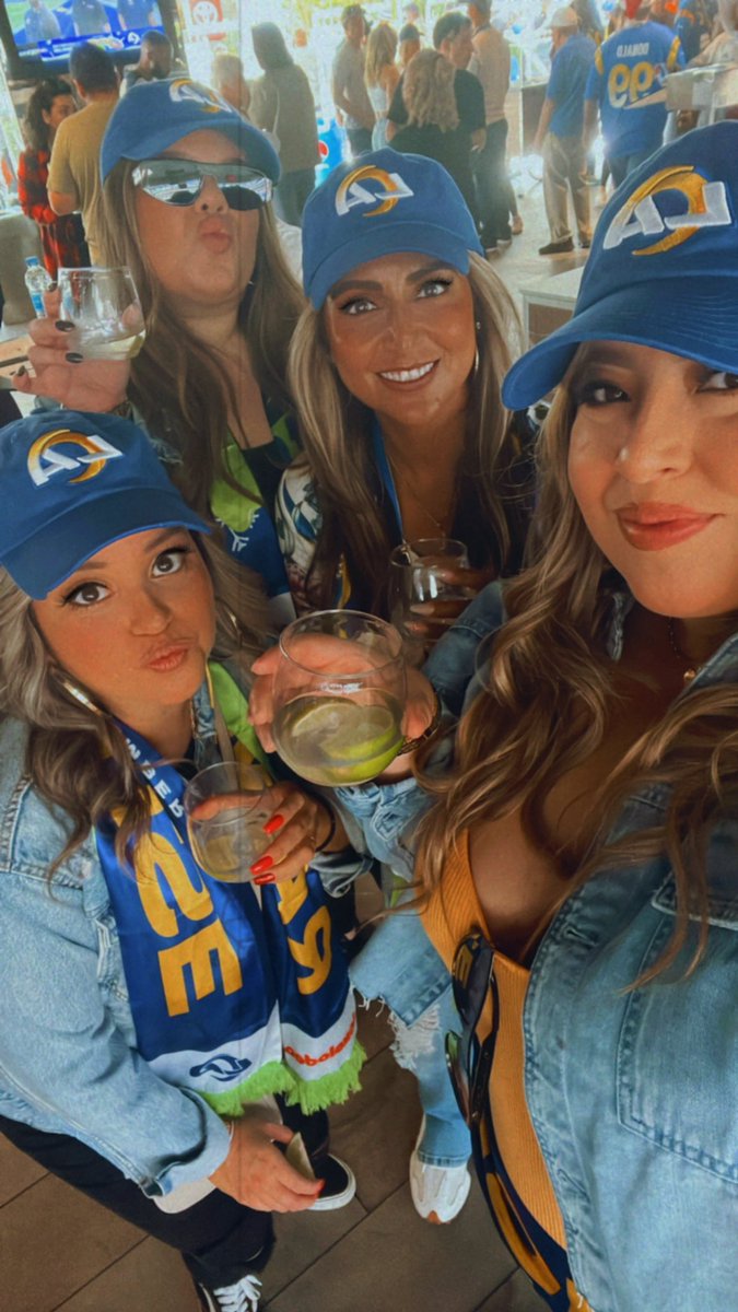 LOVEnVaLLES's tweet photo. First football game #RamsHouse https://t.co/fu8gGah8eV