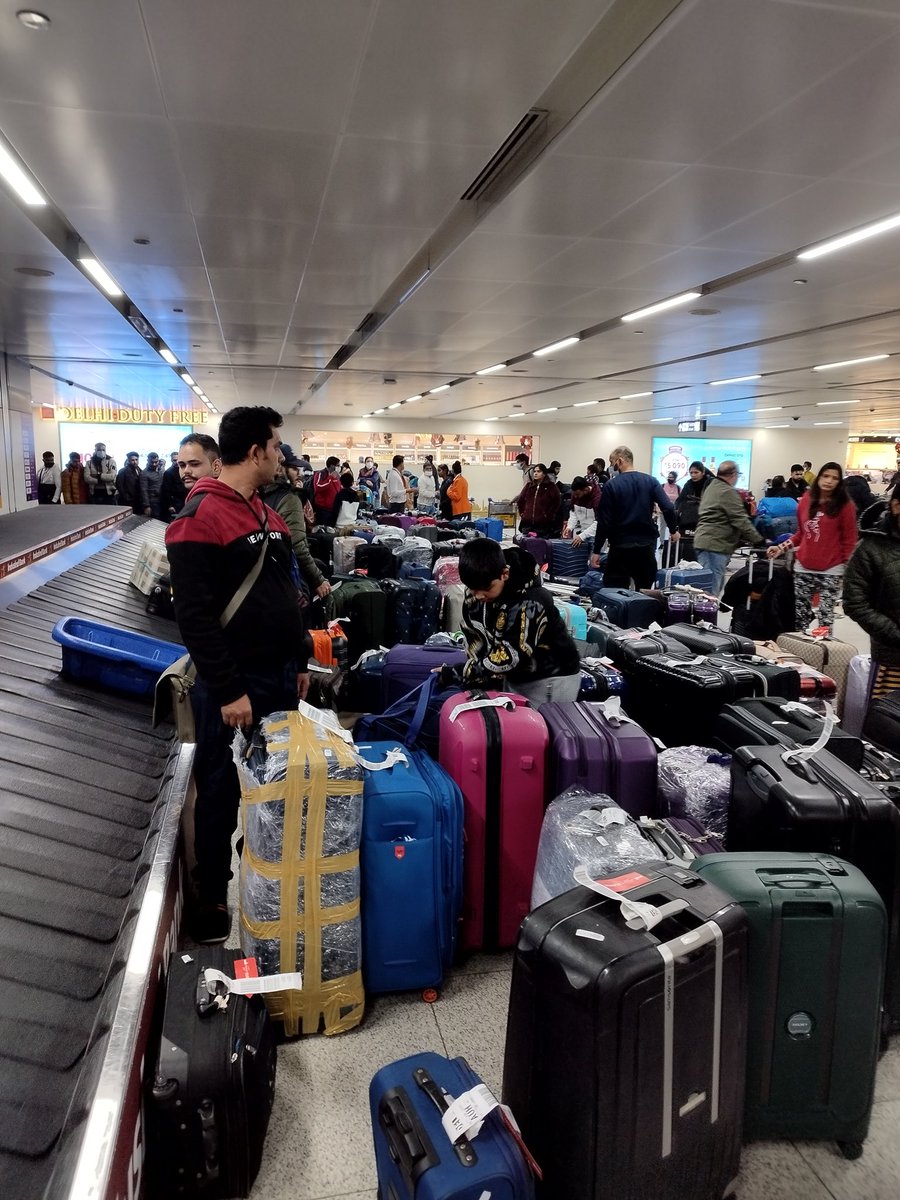 sahuja162's tweet photo. @DelhiAirport T3 international arrivals looking worse than a railway station https://t.co/vmeQXpw104