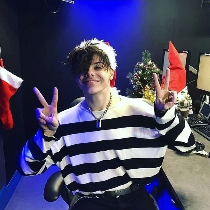 YUNGP1C's tweet photo. 🎄🖤 https://t.co/2B2wKQRsdg