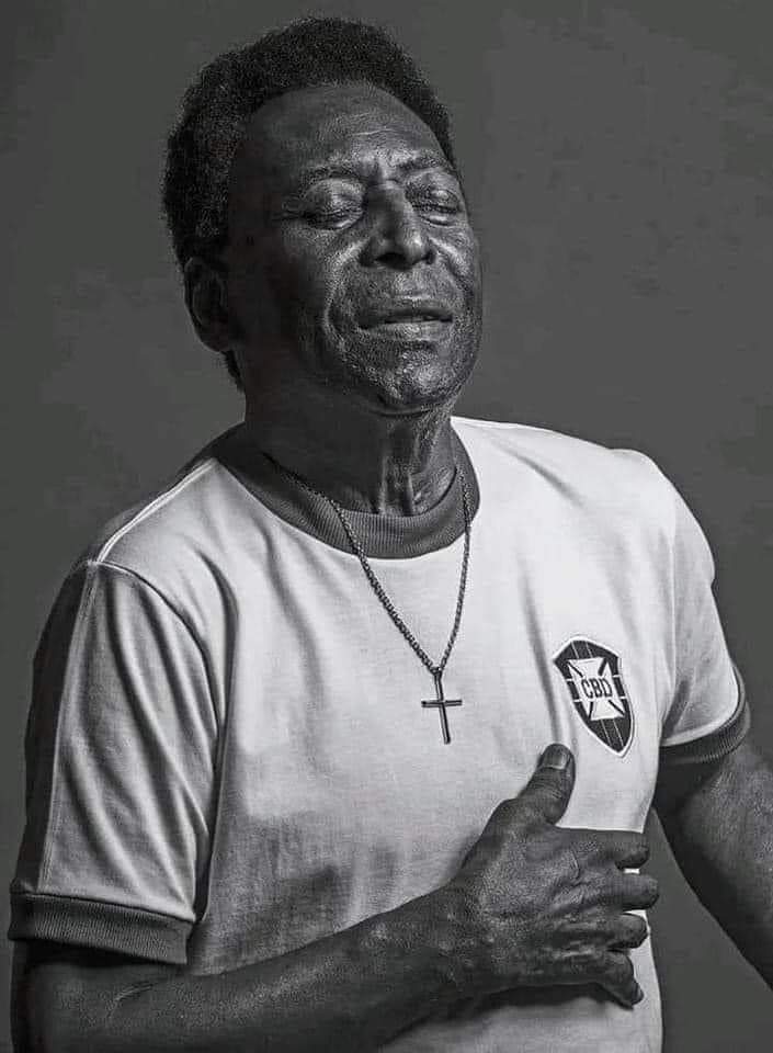 El_Hincha12's tweet photo. ¡SE APAGA LA LUZ DEL JOGO BONITO!

Pelé se despide de sus familiares y seres queridos, la salud del astro brasileño está cada vez más peor y se espera la noticia de su fallecimiento la cual dará su familia. https://t.co/n7sMaaCepQ