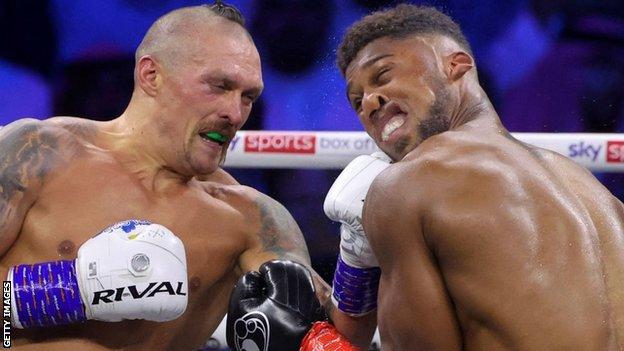 SnacksBat's tweet photo. @StupidWhiteAds I just saw him too!
He just beat up some black guy! (again)
#Usyk #OneManCrimewave https://t.co/4CdmviFKAL