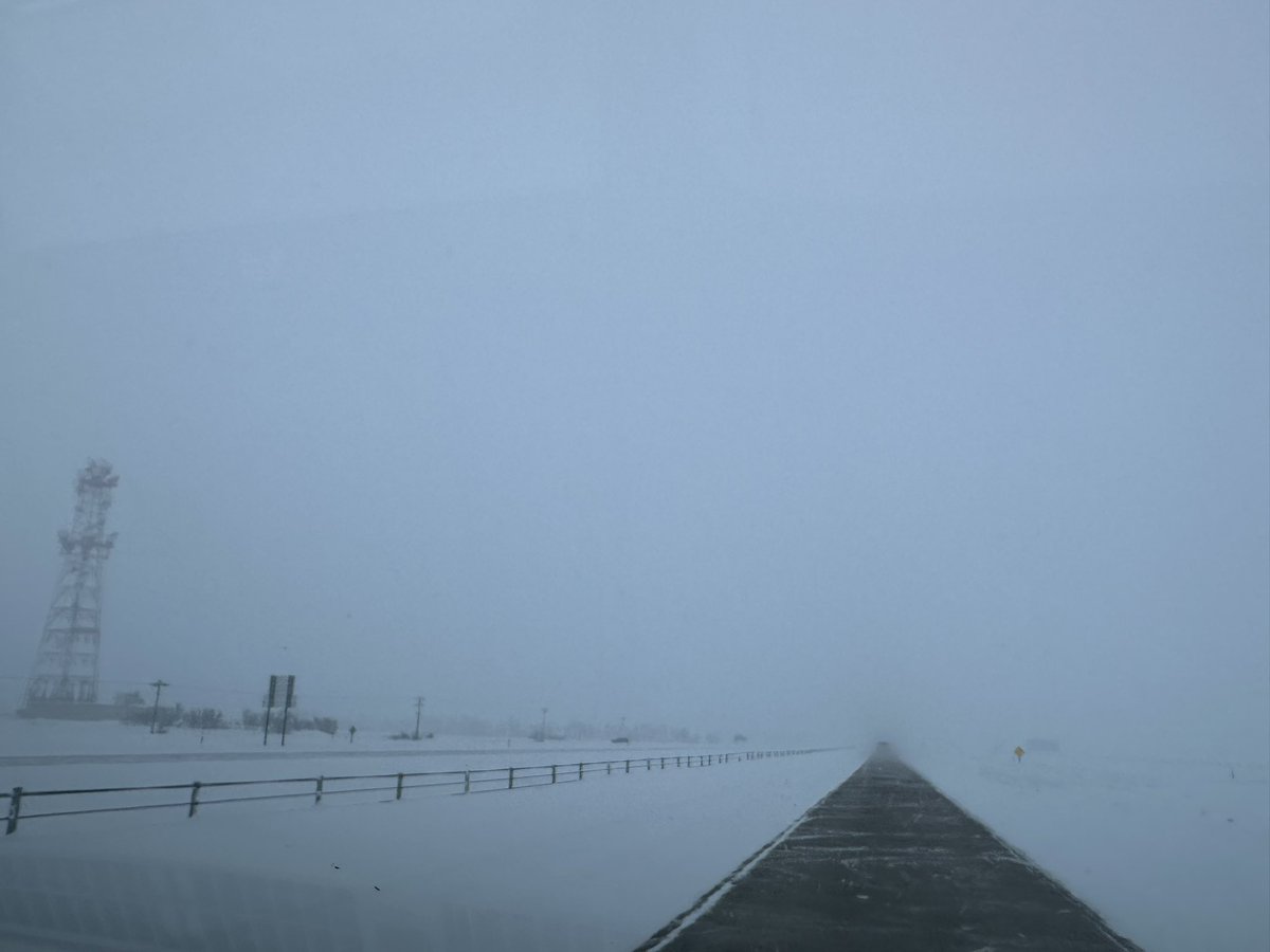 Poor driving conditions on I-94 between Valley City and Fargo, ND. Falling snow + unplowed roads makes for an unfavorable trip as this clipper pushes through. Stay home! <a href="/NWSGrandForks/">NWS Grand Forks</a> <a href="/NorthDakotaDOT/">NDDOT</a> #ndwx