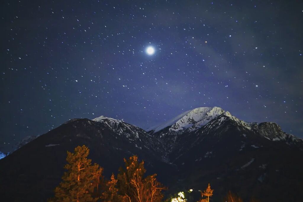 SashaSkobby's tweet photo. MERRY CHRISTMAS TO ONE AND ALL!

I hope that the end of year brings your joy and prosperity.

I'm so happy to share a glimpse of some rocks I found and thought were pretty cool, I hope you enjoy! :D

#mountain #Stars #ASTROPHOTOGRAPHY #astronomy

#Europe #Innsbruck #Austria
… https://t.co/oPiA7z6nCY