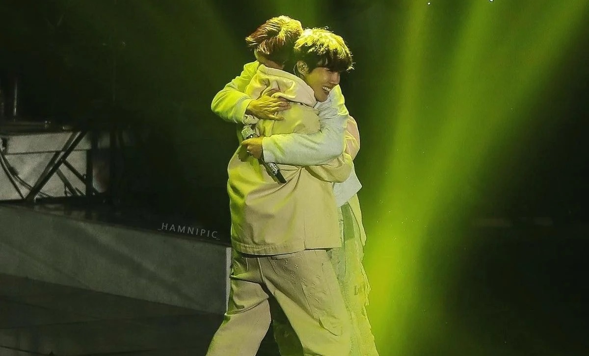 allkpop's tweet photo. #BTS's #jhope makes a surprise guest appearance at #Crush's concert during the encore 
https://t.co/2FCsICBvkJ https://t.co/nPNPdu1P8c