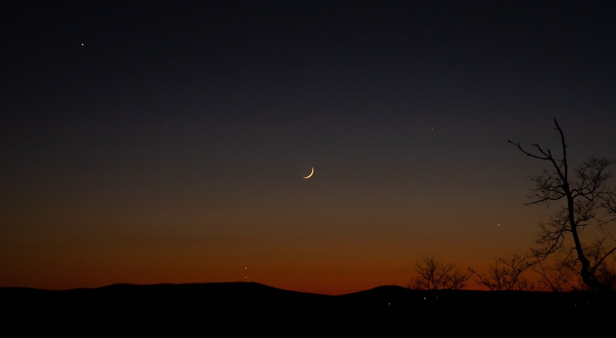 p8yton's tweet photo. Evening toenail moon (@drbecky_ ) on Christmas Eve - along with Saturn, Mercury, and Venus (I think 😅) https://t.co/L24J3hDCD3