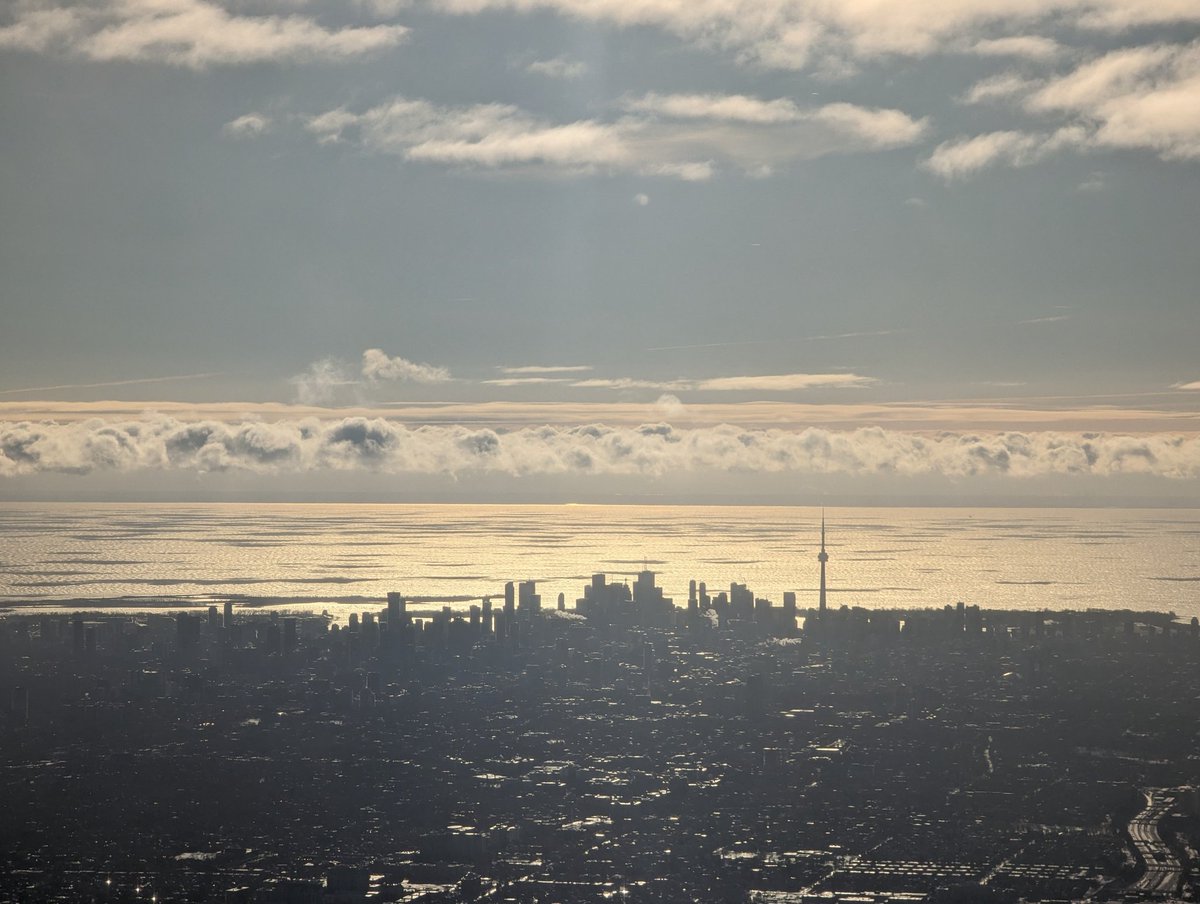 Back home on Christmas Day 🇨🇦
This year has been a rollercoaster of surprises. Joy and sadness, laughter and tears and love.
Happy holidays! 
#Christmas #Toronto #Skyline #WinterStorm
