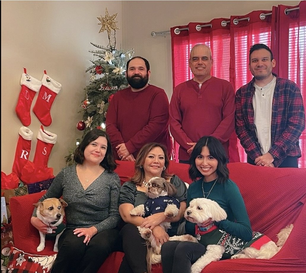 samplesofcyndy's tweet photo. Merry Christmas from me and my favorite beings (human and otherwise) to you and yours! 😘🎄 https://t.co/Qb5yWQNALz