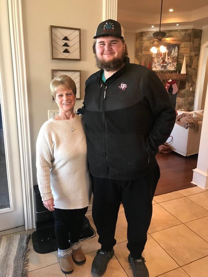 DisonPayton's tweet photo. Merry Christmas friends! 🎄 My uncles mom &amp; I take a pic together every year. This is me at 8 &amp; today at 16 😁 she’s 4’11 and I’m 6’4 now. https://t.co/xHrcr2A8GA