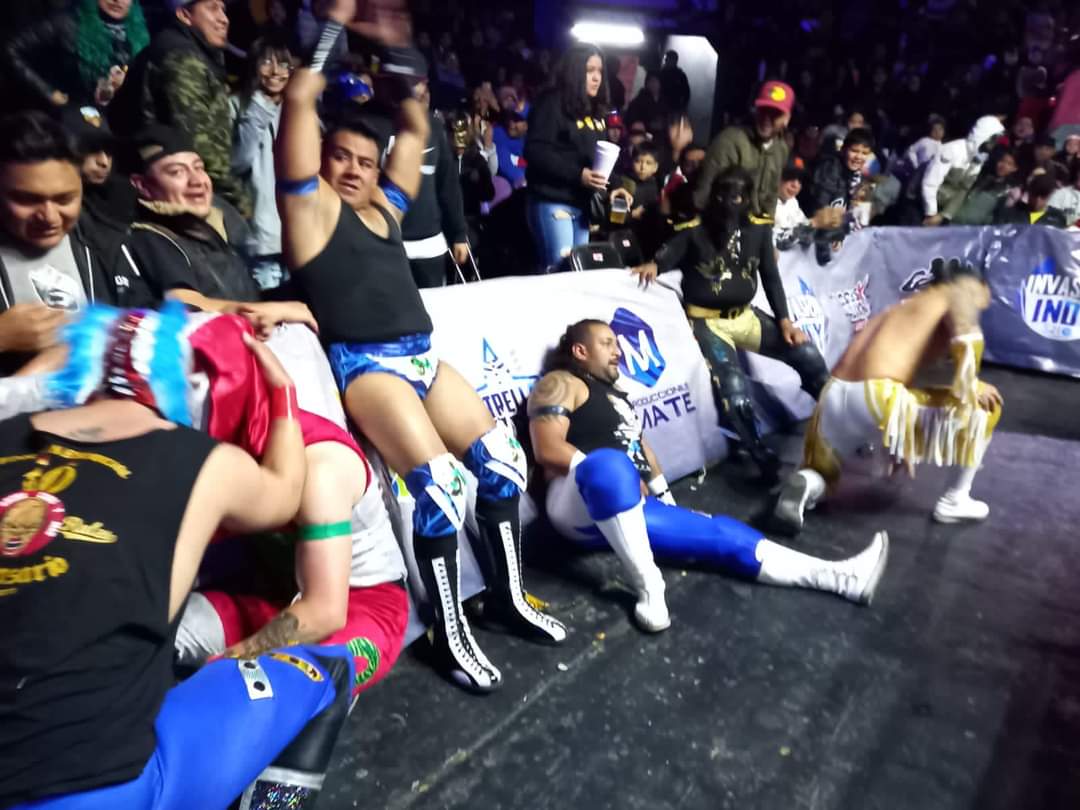 LaTijeraLucha's tweet photo. En triangular de parejas caliente y con mucha rivalidad  la dupla de #LosBellacosos de #GuerreroMixticoJr y #TonyCirioJr sale con la mano en alto al dar cuenta de #CrisStoneJr y el #HijoDelBandido,  aprovechando que #HijoDeMrNieblaNG y #KarisLaMomiaJr estaba fuera de combate... https://t.co/ZbCxkOZFPh