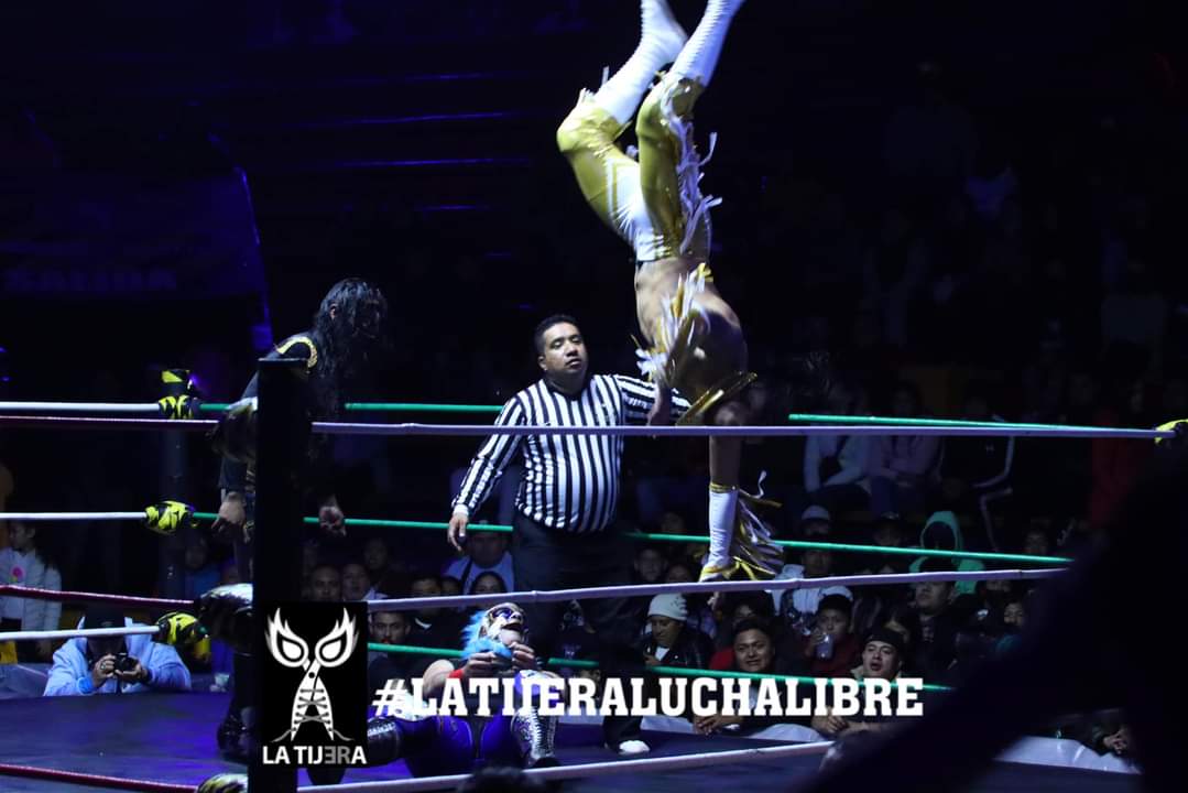 LaTijeraLucha's tweet photo. En triangular de parejas caliente y con mucha rivalidad  la dupla de #LosBellacosos de #GuerreroMixticoJr y #TonyCirioJr sale con la mano en alto al dar cuenta de #CrisStoneJr y el #HijoDelBandido,  aprovechando que #HijoDeMrNieblaNG y #KarisLaMomiaJr estaba fuera de combate... https://t.co/ZbCxkOZFPh