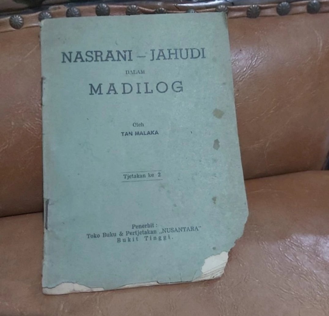 Selama 9 tahun jualan buku lawas dan Langka, kami belum pernah sekalipun menemukan buku karya Tan Malaka berjudul "Nasrani-Jahudi dalam Madilog" ini. Yang sering kami temukan adalah "Islam dalam Madilog". Ada yang berani nawar dengan harga "Gila"? 🥰😎😎😎