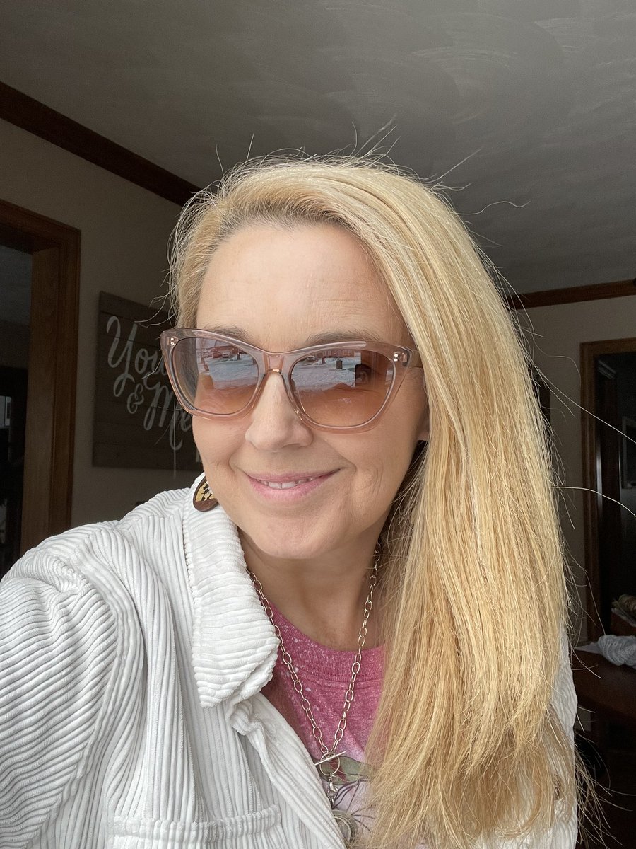 dealee44's tweet photo. Best gift!  Rose glasses from @dleyewear @danjlevy https://t.co/HbIa20FOvj