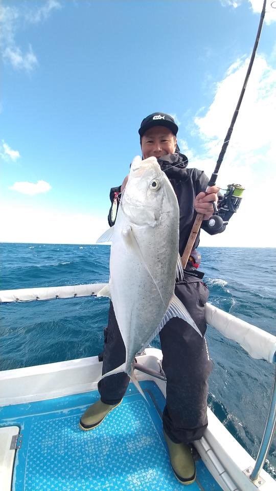 d_c_a_okinawa's tweet photo. 沖縄本島、中城湾に入り始めたシラスベイトを追って、ライトキャスティングにて鯵狩りへ‼️
サイズは50㎝クラスだが、D.C.Aの
ロゴマークである”ロウニンアジ”もキャッチできて満足でした♪
#dca
#dreamchasingangler
#夢追う釣り人
#dcaジェットキャップ
#沖縄
#釣り
#ボートフィッシング https://t.co/XMBOZA5ek0