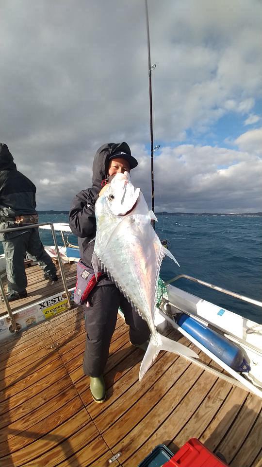 d_c_a_okinawa's tweet photo. 沖縄本島、中城湾に入り始めたシラスベイトを追って、ライトキャスティングにて鯵狩りへ‼️
サイズは50㎝クラスだが、D.C.Aの
ロゴマークである”ロウニンアジ”もキャッチできて満足でした♪
#dca
#dreamchasingangler
#夢追う釣り人
#dcaジェットキャップ
#沖縄
#釣り
#ボートフィッシング https://t.co/XMBOZA5ek0