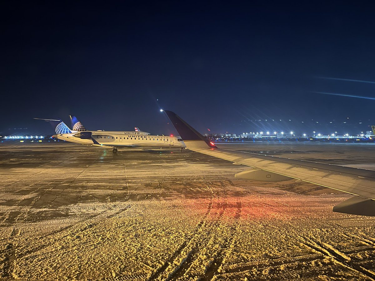 ericdUX's tweet photo. We’re on @united flight 3545, sitting on the tarmac at @columbusairport for 2 hrs 15 minutes so far. They gave us extra snacks, played some music. Everyone getting weary. No one to move planes away from the one gate that’s apparently open tonight. 3 planes to my left in the pic. https://t.co/TkcaVJgYV7