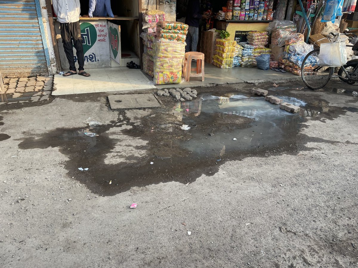 Surajc0506's tweet photo. @collectorvalsad पूरे सब्ज़ी मार्केट में पिछले दस दिनों से ये सारे सीवर लाइन की यही हालत है नगर पालिका भी आती है और बस देख कर चली जाती है। जल्द से जल्द कोई उचित कदम उठाया जाए https://t.co/QkboHmcLqs