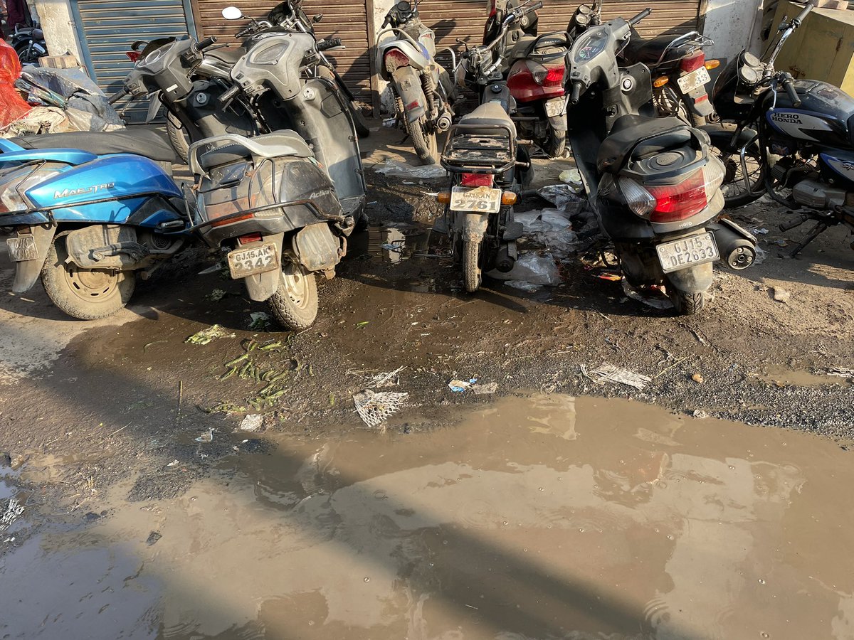 Surajc0506's tweet photo. @collectorvalsad पूरे सब्ज़ी मार्केट में पिछले दस दिनों से ये सारे सीवर लाइन की यही हालत है नगर पालिका भी आती है और बस देख कर चली जाती है। जल्द से जल्द कोई उचित कदम उठाया जाए https://t.co/QkboHmcLqs
