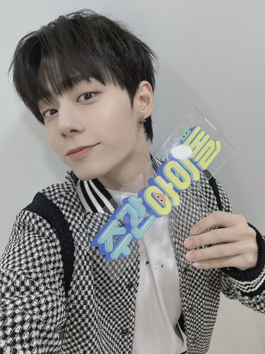 weeklyidol_'s tweet photo. #주간아 #주간아이돌 @weeklyidol_
#ONEUS #원어스 @official_ONEUS

말씀 중에 죄송합니다,,
울 게스트들🤵‍♀️🤵
저얼대 월드클래스 맞습니다🌏✨
비주얼 월드클래스😘

12월 28일 (수) 오후 
MBC M 7시 30분/MBCevery1 12시
주간아이돌 본방사수📺

#건희 #환웅 https://t.co/MmiNVXXLYl