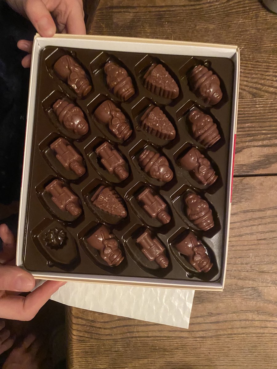 Geo_Jaeckel's tweet photo. My sisters Smidgen box was missing a piece 😭🍫 @GertrudeHawk https://t.co/H0QI3GnQf7