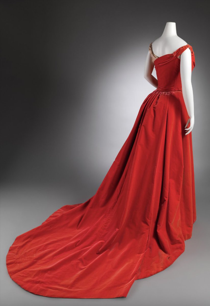 LaurenCDeutsch's tweet photo. #MerryChristmas everyone! For today's #ootd we have this 1898-1900 Worth red silk ball gown. It has a lovely asymmetrical fitted bodice that is part beige silk and tulle netting and features a little decorative tassel. @metmuseum #Fashionhistory https://t.co/gUYPplLxWC