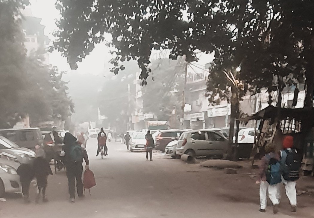 vyasashish's tweet photo. Delhi ki sard subha 7 baje temperature 4°c all the schools are open including primary no winter breaks announced yet, are schools waiting for temp to dip down more? @msisodia need your urgent intervention @CMODelhi @ArvindKejriwal #winters #Delhi #schools #aap @raghav_chadha https://t.co/zumMApKNeW