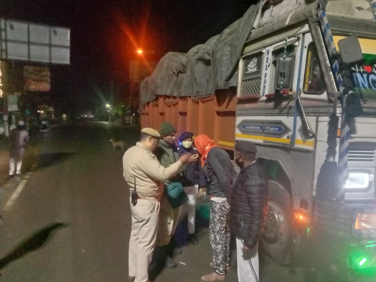 dibrugarhpolice's tweet photo. Our "Dusk to Dawn checking Abhiyaan" is continuing with full intensity & special focus on heavy vehicles. We are committed to ensuring safe roads for our citizens.
#DriveSoberDriveSafe @CMOfficeAssam @assampolice @DGPAssamPolice @gpsinghips https://t.co/snYHNlcHZW