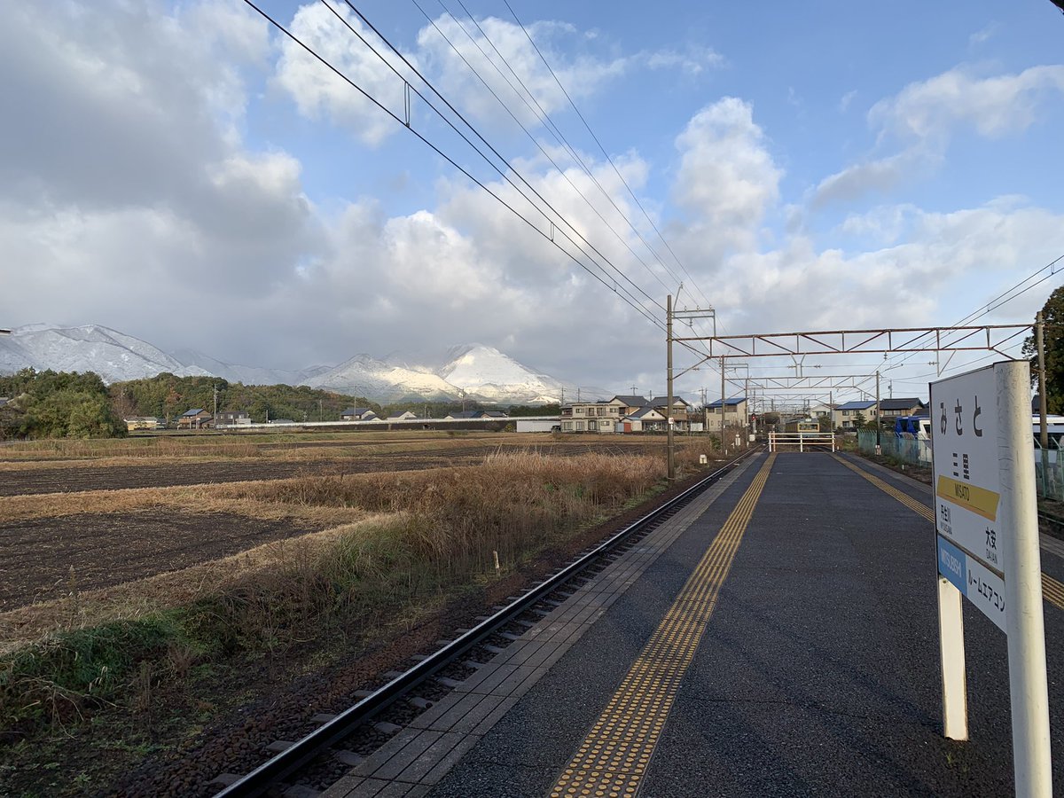 SAKKO729's tweet photo. もう冬休みだけど…
受験生に冬休みなんてない！
て言われたから、学校で勉強する🔥
山真っ白寒すぎる❄️ https://t.co/WDodTsSteK