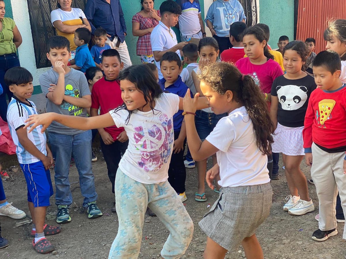 ClsNicaragua's tweet photo. #Jinotega
#BuenGobierno a través de la Juventud #Sandinista, #MIFAM y #UNAN realizan actividad recreativa en saludo a la Navidad con niñ@s del barrio Roger Hanguien en la ciudad de Jinotega
#NicaraguaPazYBien #FelizNavidadVenezuela #DiciembreAlegriasFamiliares https://t.co/FuSWsInMrL