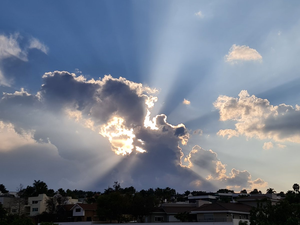 ITAKATS's tweet photo. #Mexico #FelicesPascuas La naturaleza es tan generosa que siempre está dispuesta a sorprender en estos cielos de #Guanajuato #LeonMx https://t.co/EXcfdOZdS6