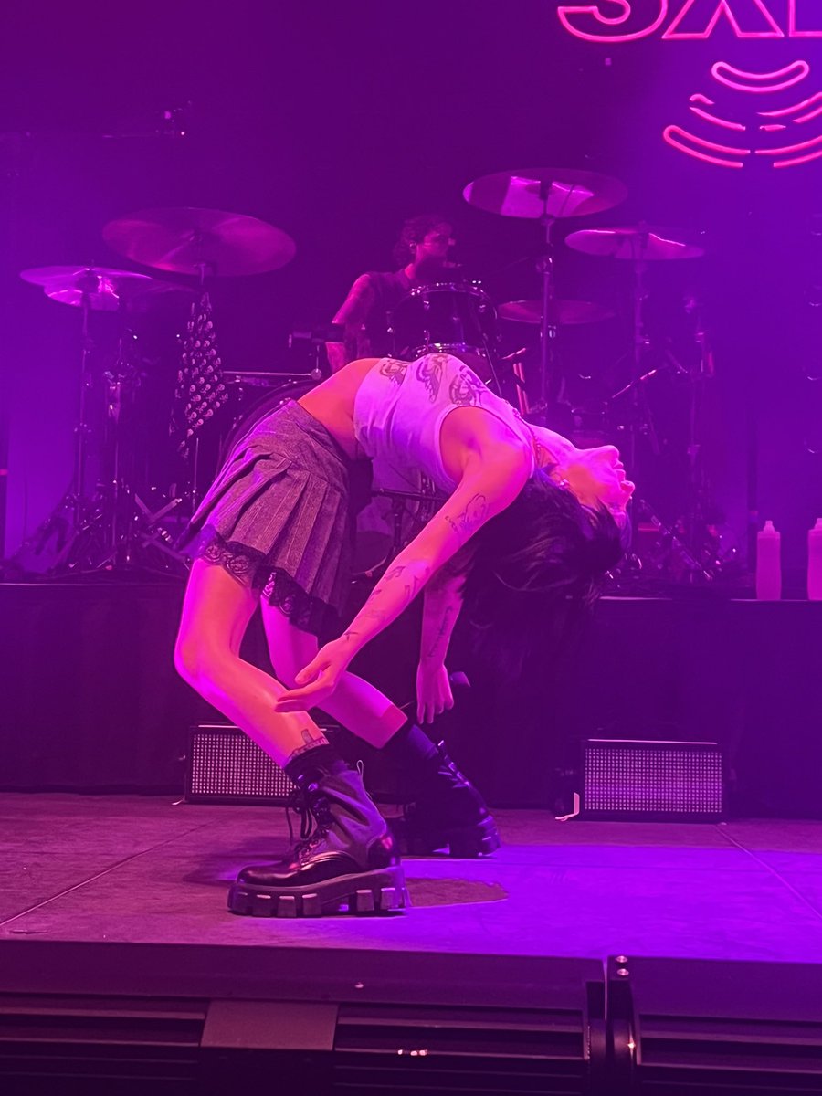 haIseylq's tweet photo. Halsey performing at the SiriusXM: Small Stage Series! #SmallStageSeries #SiriusXM
πΈ: @Demis3am https://t.co/hzNHAQZrQS